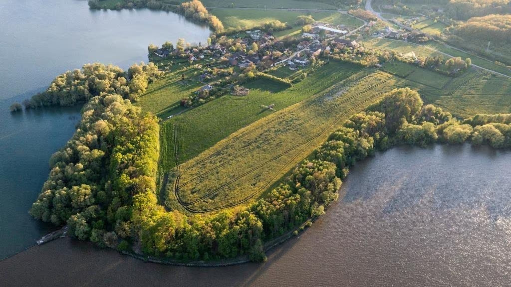 30.928 m2 großes offizielles Baugrundstück auf einer Halbinsel in Ostböhmen