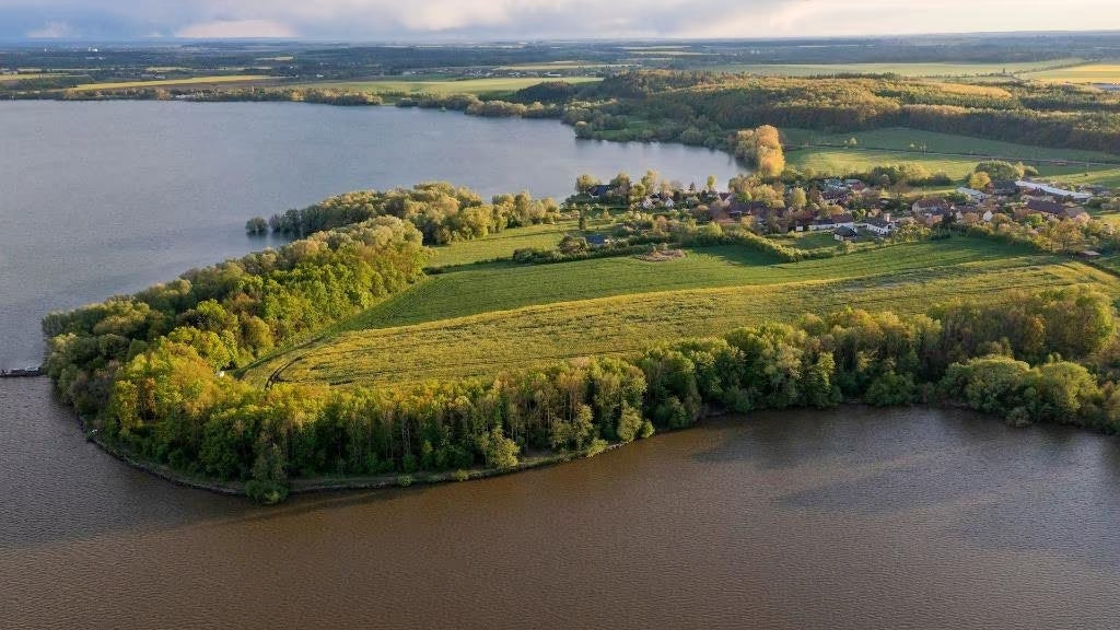 30.928 m2 großes offizielles Baugrundstück auf einer Halbinsel in Ostböhmen