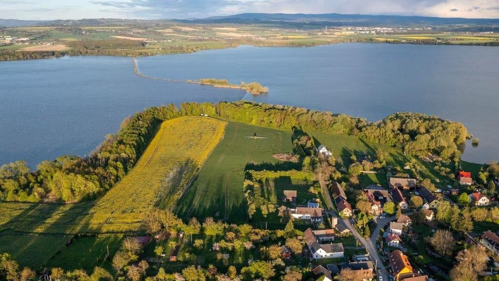 30.928 m2 großes offizielles Baugrundstück auf einer Halbinsel in Ostböhmen